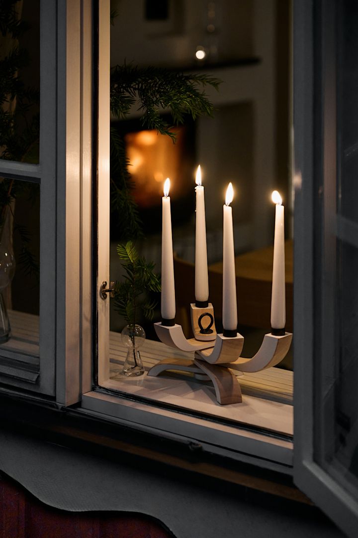 Hier sehen Sie eine typisch skandinavischen Kerzenhalter, Nordic Light von Design House Stockholm, in einem Fenster stehen, der ein Muss zum schwedischen Weihnachtsfest ist.