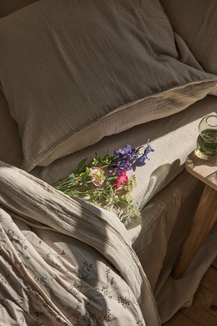 Eine Tradition an Mittsommer in Schweden besteht darin, einen Strauß Wildblumen zu sammeln und diesen unter dem Kopfkissen zu platzieren, um von Ihrer zukünftigen Liebe zu träumen.