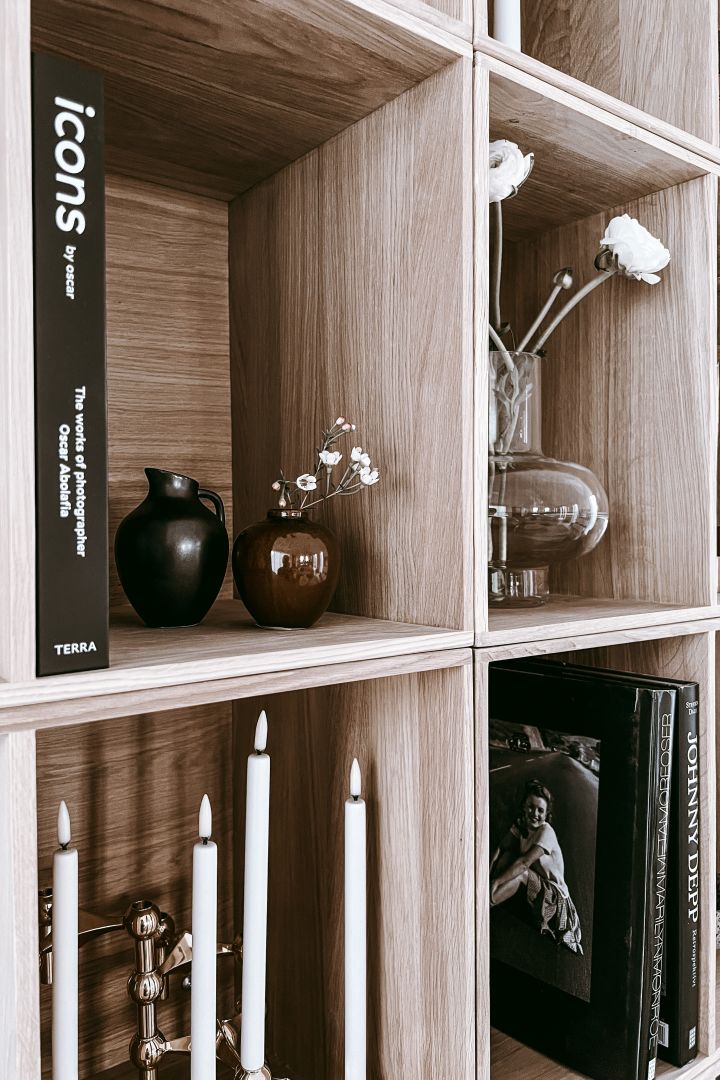 Deko-Ideen für Ihr Bücherregal: Inspirationen aus dem Haus von Anela Tahirovic @arkihem, wo Blumen und Grünpflanzen einen lebendigeren Eindruck auf Ihr Bücherregal machen.