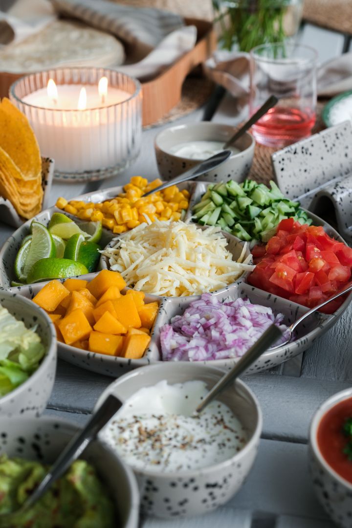 Das Bild zeigt den Servierteller Ditte von Sagaform, ein Teller mit mehreren Unterteilungen, der sich perfekt für alle Zutaten beim Taco-Dinner eignet. 