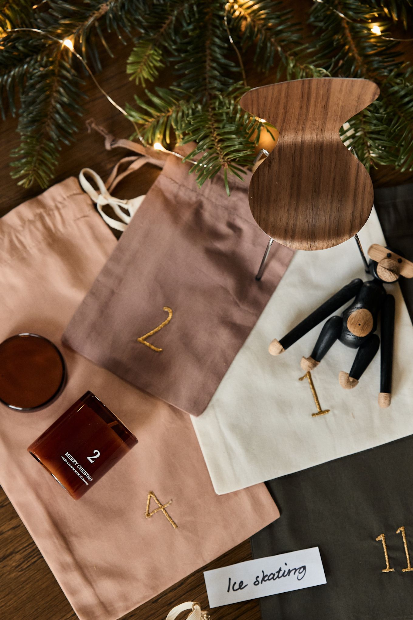 Nutzen Sie den Christmas countdown Weihnachtskalender von ferm LIVING und befüllen Sie ihn beispielsweise mit Designklassikern, wie dem Affen von Kay Bojesen, Duftkerzen oder weihnachtlichen Anhängern.