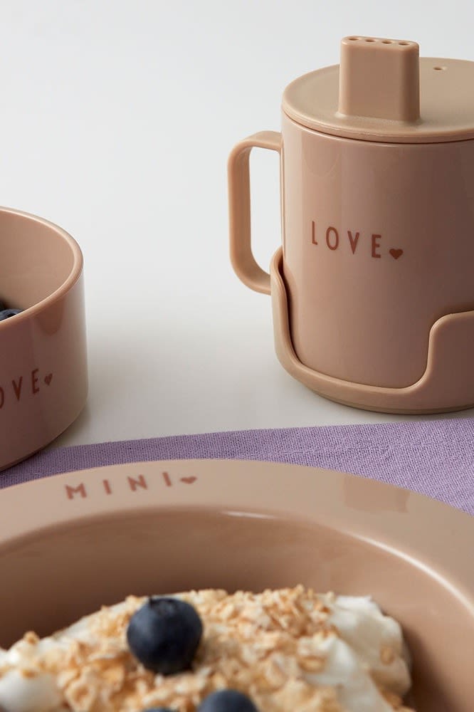 Das Mini favourite starter set von Design Letters besteht aus einem Teller, einer Schüssel, einem Becher mit Henkeln und Löffeln und sind somit ein tolles Geschenk zur Babyparty.