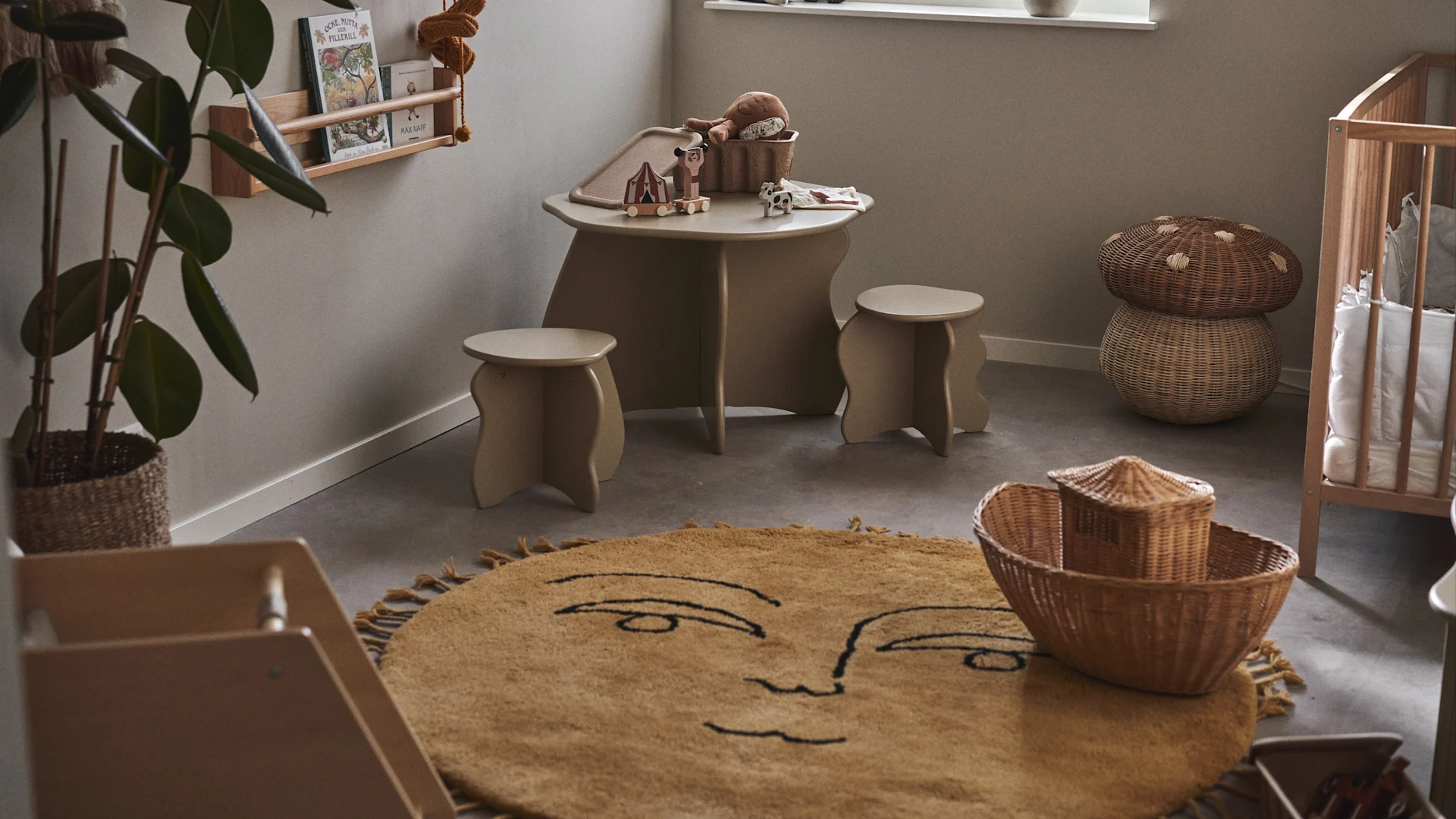 Ein großer Teppich in der Mitte des Raumes ist eine tolle Idee für ein Kinderzimmer. Hier sehen Sie den Sonnenteppich von ferm living in der Mitte eines Kinderzimmers.