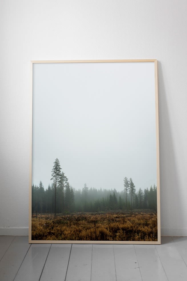 Das Poster Forest von Fine Little Day bringt die Natur in Ihr Haus und hilft Ihnen, ein friedliches Zuhause zu schaffen.