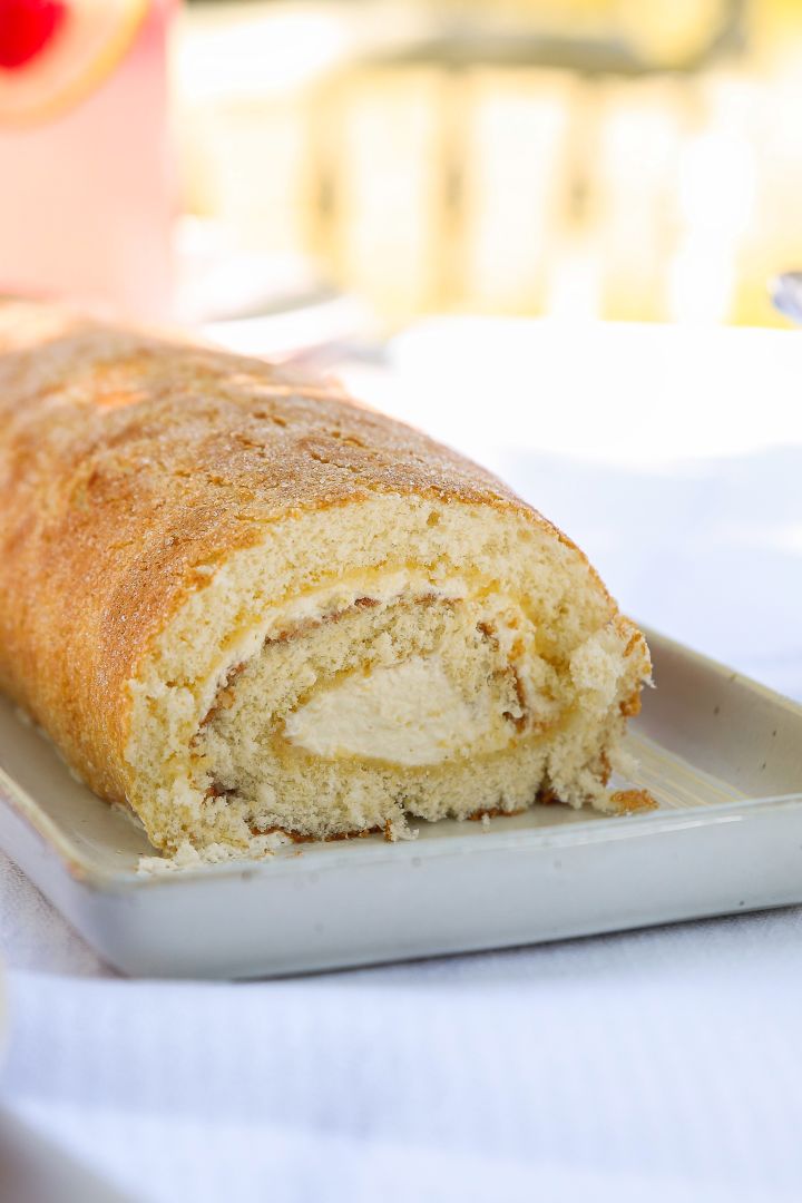 Ein einfaches Tortenrezept ist auch diese Bisquitrolle mit Zitrone und Sahne, welche sich auch hervorragdn für Ihr Mittsommerfest eignet.