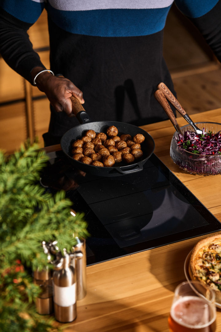 Etwas typisch Skandinavisches zu kochen sollte definitiv auf Ihrer Winter Bucket List stehen. Hier sehen Sie einen Mann Köttbullar in der Norden Pfanne von Fiskars braten.