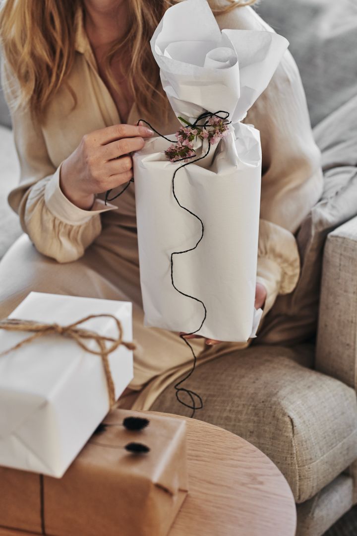 Geschenkideen zur Hochzeit: Eine hübsch eingepackte Alvar Aalto-Vase von Iittala ist ein perfektes Hochzeitsgeschenk.