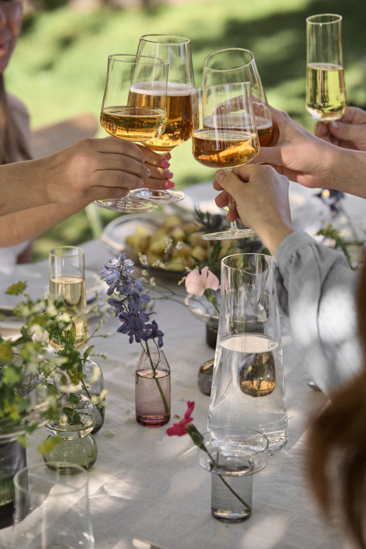 Mittsommer in Schweden: Natürlich ist auch das Anstoßen eine Tradition zum Mittsommerfest. Füllen Sie die Gläser mit Bier, Wein, Schnaps oder Wasser und stoßen Sie auf einen tollen Abend an!