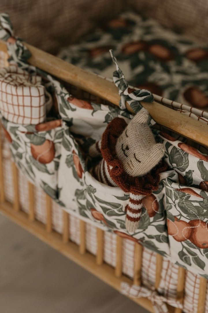 Betttaschen wie die Pomme Satin Quilted Bett-Tasche von Garbo&Friends verwahrt Spielzeug, Kuscheltiere und andere nützliche Dinge, welche Eltern gern in der Nähe des Babybetts griffbereit haben.