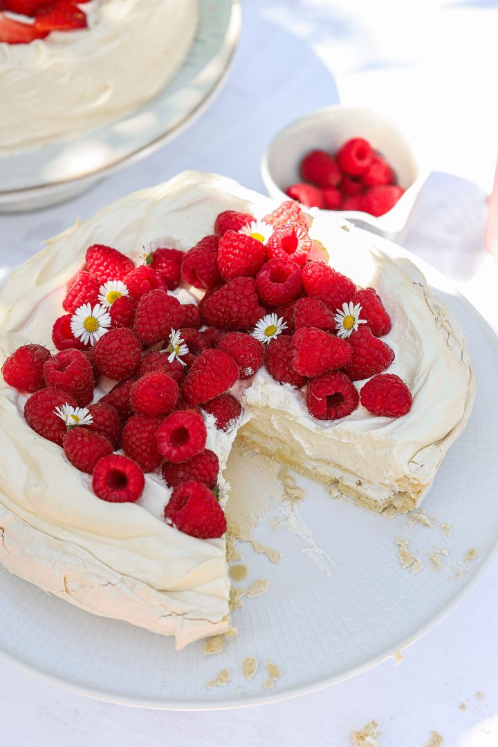 Ein sehr einfaches Tortenrezept ist diese Baiser-Torte mit Himbeeren, welche Sie hier sehen und von welcher bereits ein Stück fehlt.