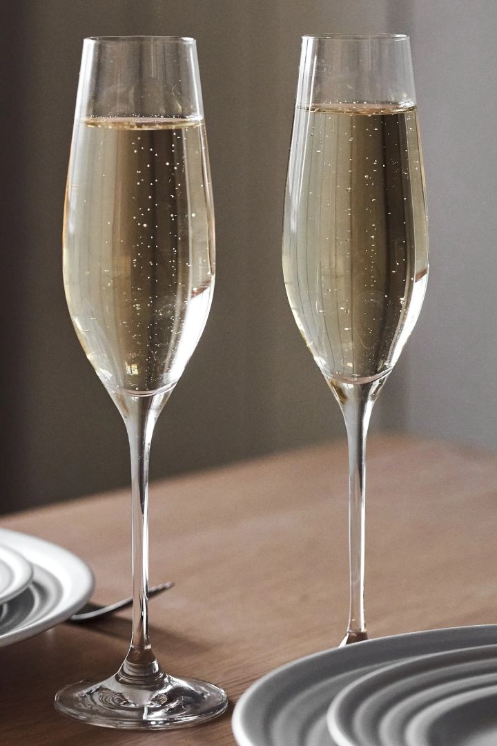 Eine stilvolle Geschenkidee zur Hochzeit sind Champagnergläser, beispielsweise wie diese aus der Karlevi-Kollektion von Scandi Living.