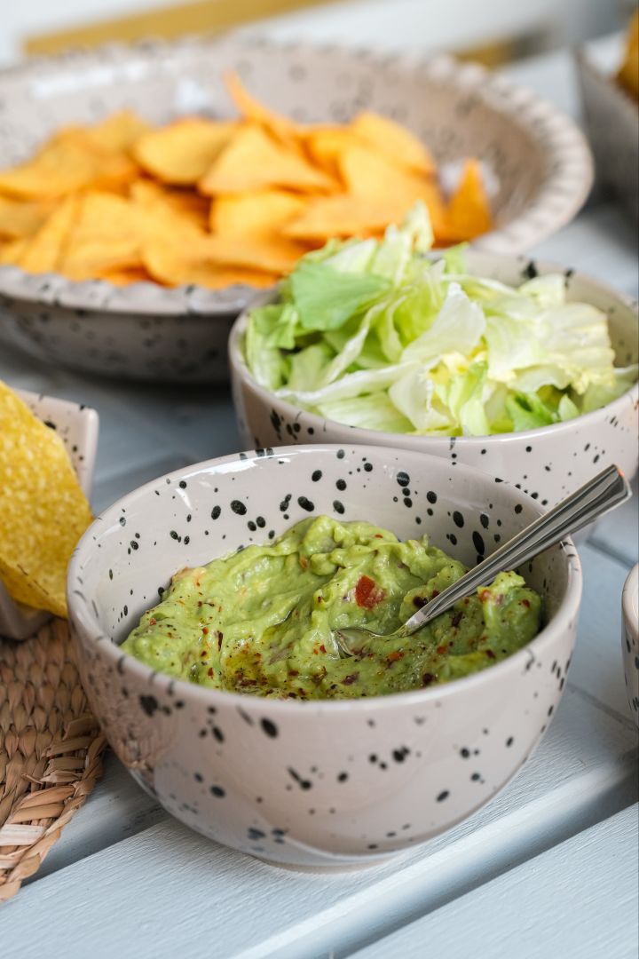 Das Bild zeigt die Ditte-Schale von Sagaform, hier gefüllt mit selbstgemachter Guacamole für die Tacos am Freitag. Im Hintergrund sehen Sie weitere Ditte-Schalen in anderen Größen.