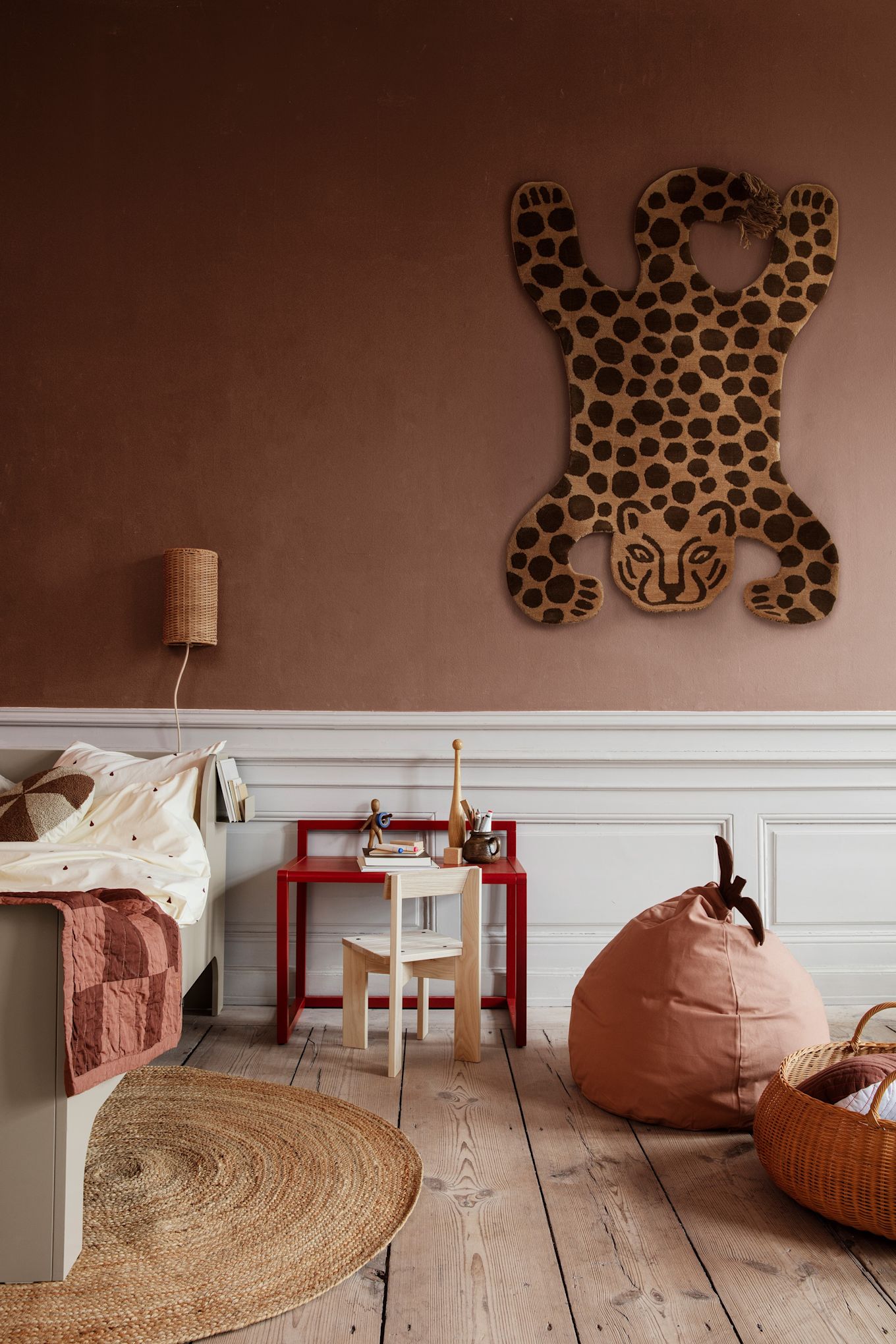 Sitzsäcke sind immer eine willkommene Idee für ein Kinderzimmer. Hier sehen Sie den Pear Sitzsack in Rosa von ferm living in einem rosa Kinderzimmer. 