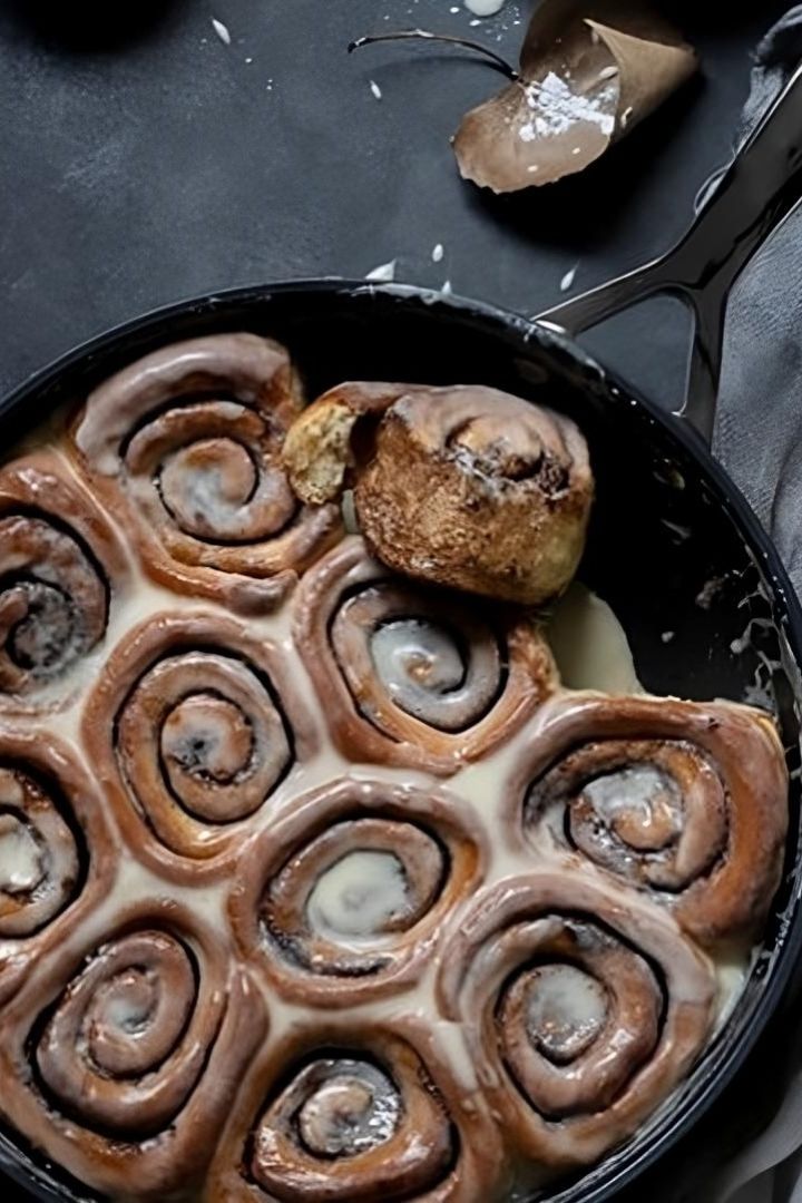 In unserer Herbst To-do-Liste geben wir Ihnen zahlreiche Tipps, was Sie diesen Herbst Skandinavisches machen können – zum Beispiel schwedische Zimtschnecken backen.