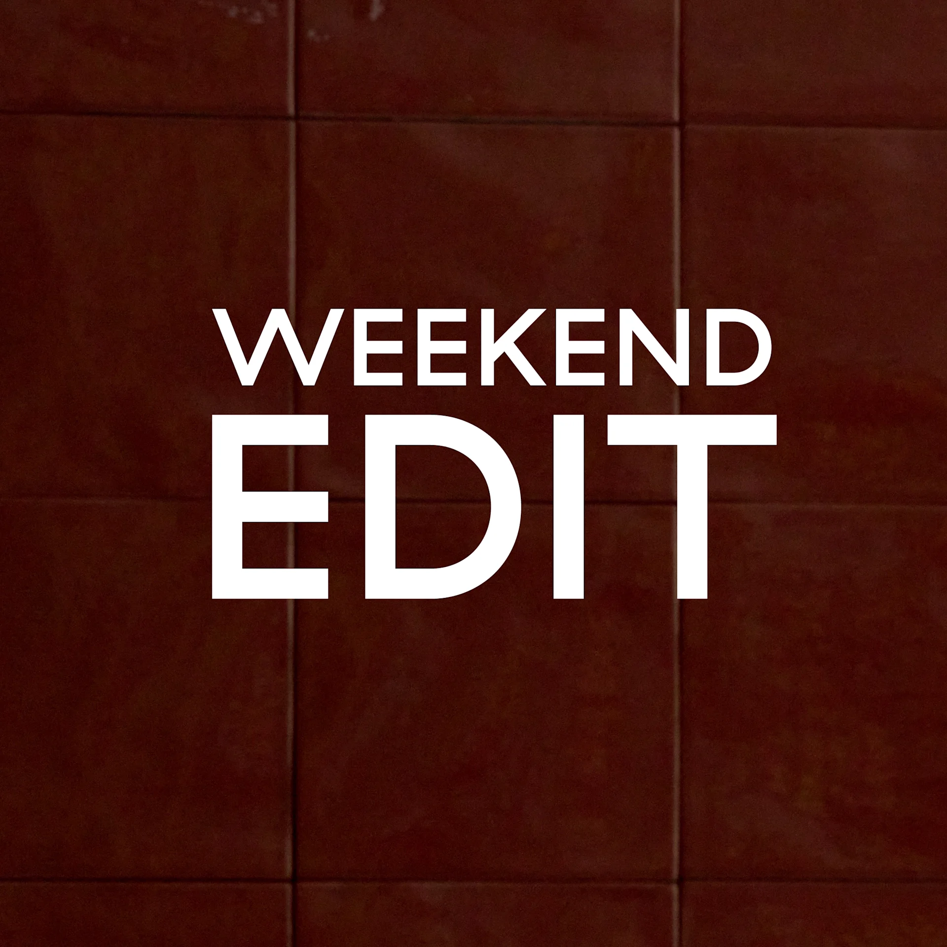 Zwei Stühle mit geflochtenen Sitzen, einer aus hellem Holz, einer schwarz, auf einem Holzfußboden. Text: "Weekend Edit, Bis zu 50%"