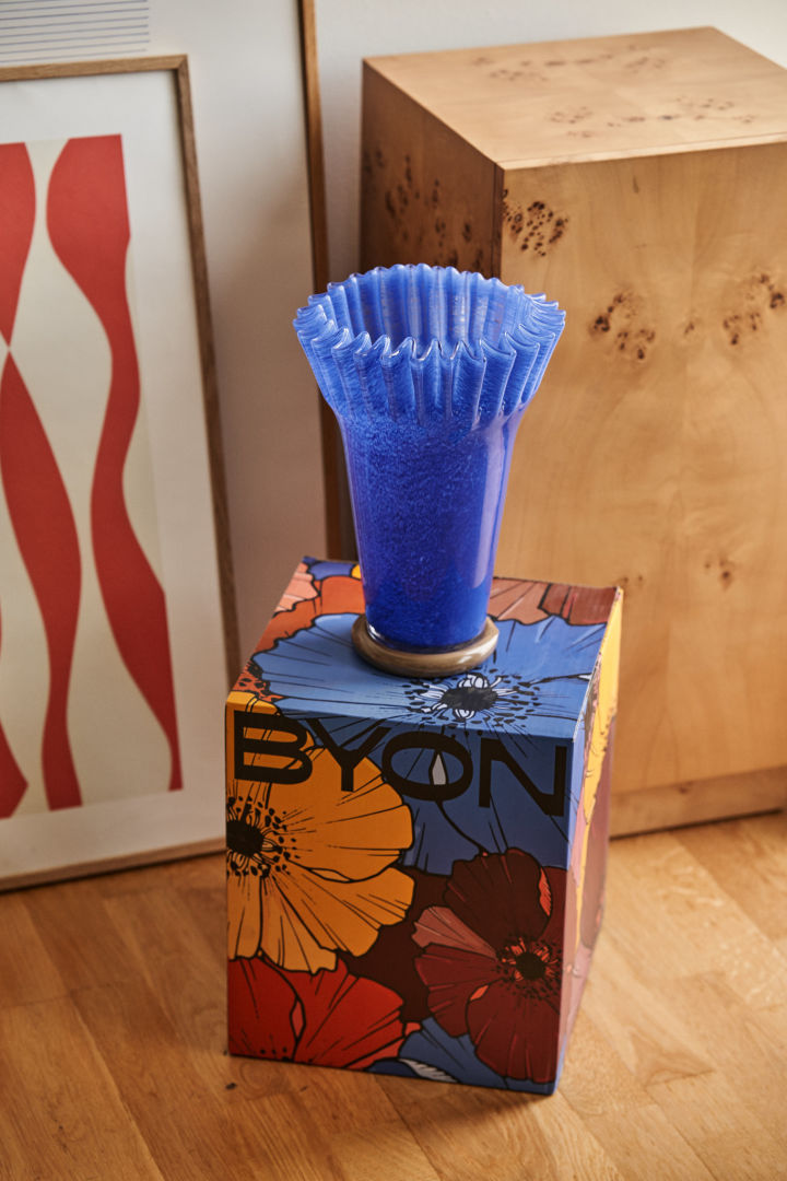 Geschenkidee für Weihnachten: Eine stilvolle Vase ist immer ein tolles Weihnachtsgeschenk, hier sehen Sie die Lori Vase von Byon.