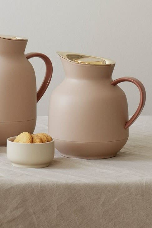 Ein tolles Geschenk zur Babyparty kann auch ein Geschenk für die Mutter sein. Frisch gebackene Mütter sollten viel trinken, insbesondere Tee – schenken Sie beispielsweise die Amphora-Thermoskanne in Soft peach von Stelton.