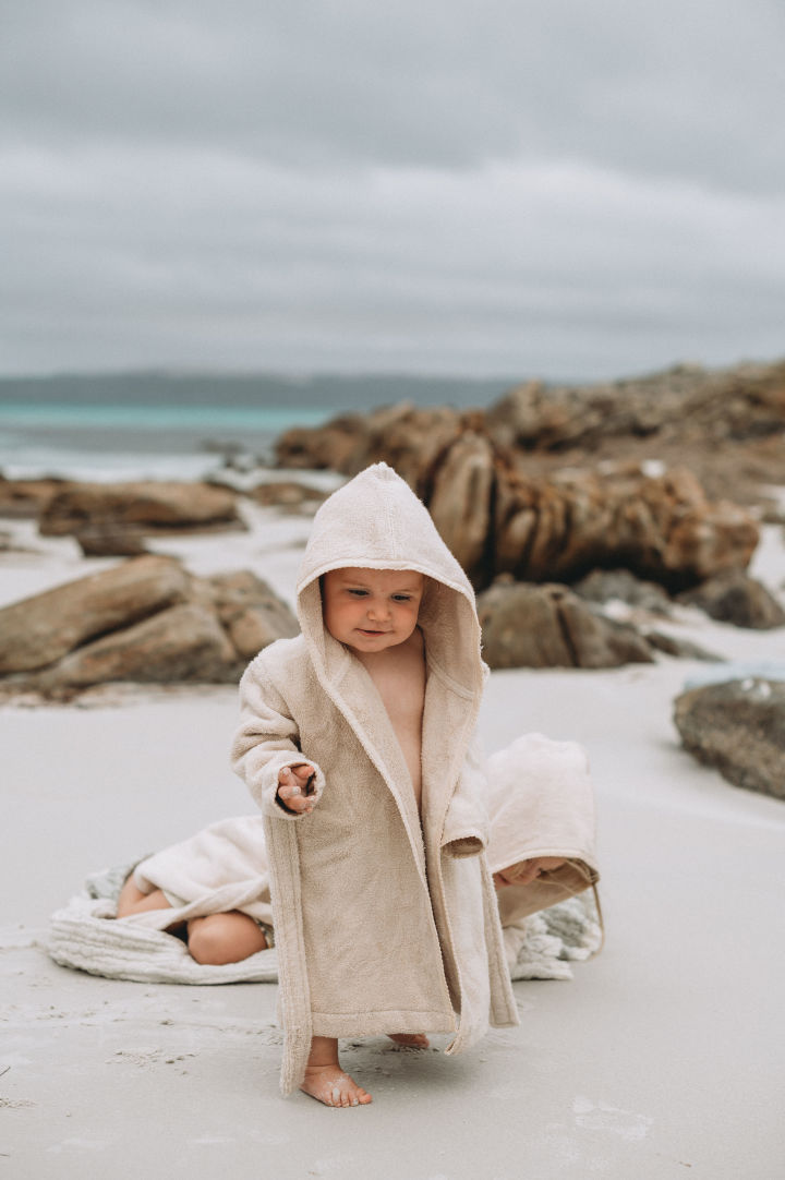 Badetücher mit Kapuze wie das Sand Terry Kapuzenhandtuch von Garbo&Friends hält das Baby auch nach dem Baden warm, wenn es besonders gefährdet ist, auszukühlen. Daher sind Badetücher wie dieses ein tolles Geschenk zur Babyparty.