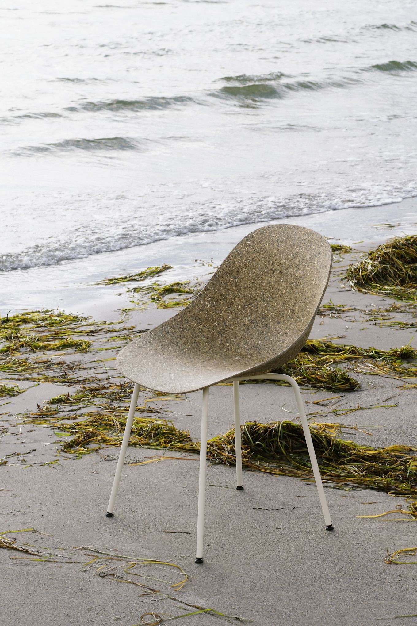 Kreisförmiges Design bleibt auch 2025 ein Trend unter den Einrichtungstrends, hier mit dem Mat-Stuhl von Normann Copenhagen, bei dem die Sitzfläche aus Hanf und Seegras besteht.