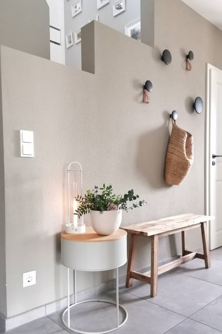 Hier sehen Sie den hübsch eingerichteten kleinen Flur von @dani_liveandlove mit einer Bank, den Dots Haken von Muuto und dem Lotus Windlicht von Design House Stockholm.