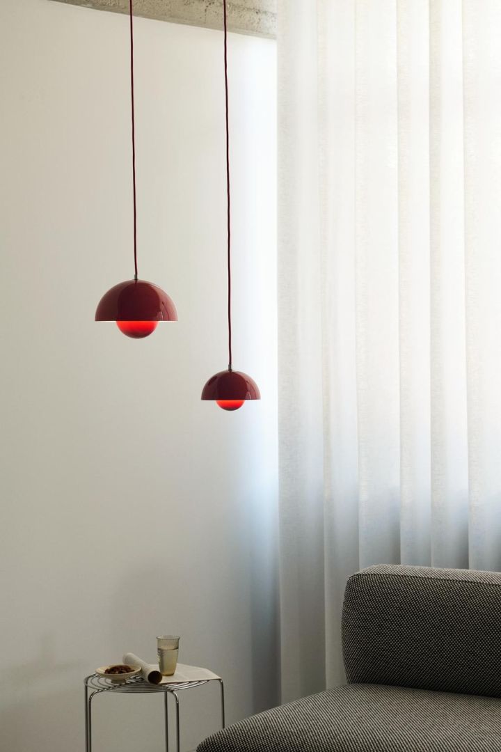 Beleben Sie Ihr Zuhause mit diesen modernen Deckenleuchten-Ideen. Hier sehen Sie die Flowerpot-Lampe von &Tradition in zwei verschiedenen Größen in einem Wohnzimmer über einem Sofa hängen. 