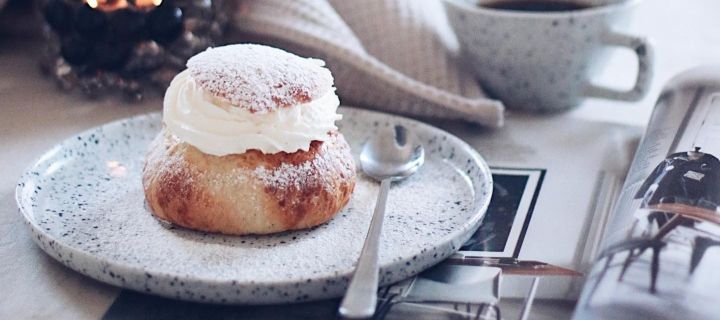 Zu beliebtem schwedischen Gebäck zählen auch Semlor - das sind mit Marzipan und Sahne gefüllte Hefebrötchen, welche Sie hier auf einem Poppi-Teller von Olsson & Jensen im Zuhause der schwedischen Influencerin @picsbyellen sehen.