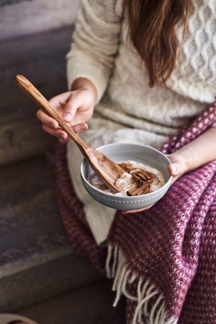 Auch das Kochen von Tomtegröt sollte auf Ihrer Winter Bucket List stehen, hier serviert in einer Dots-Schale von Scandi Living.