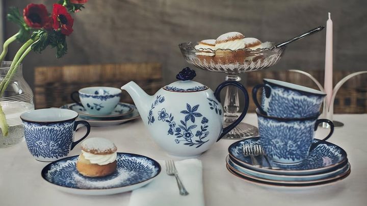 Zu beliebtem schwedischen Gebäck gehören auch Semlor. Hier sehen Sie eine auf typischem Kaffee-Geschirr aus der Ostindia-Kollektion von Rörstrand.