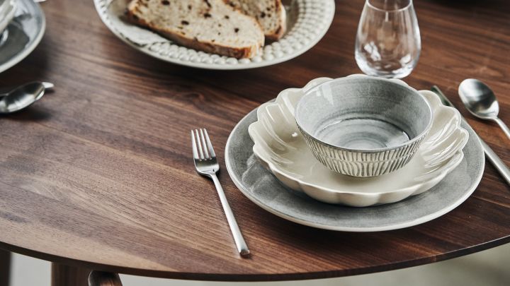 Entdecken Sie bei Nordic Nest Inspirationen für den gedeckten Tisch, zum Beispiel dieses Tischset aus Mateus-Porzellan in neutralen Farben mit Schalen und Tellern.