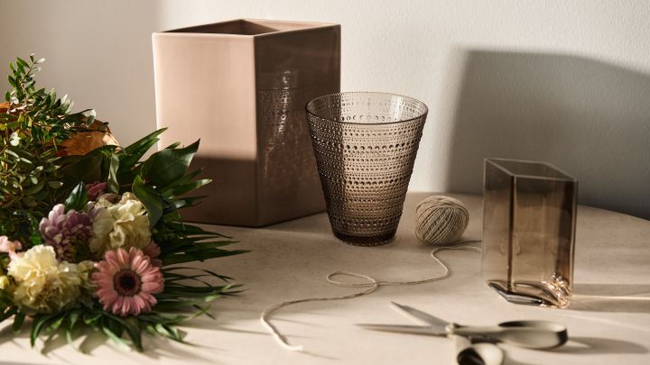 Entdecken Sie Geschenkideen und Tipps von Nordic Nest. Hier sehen Sie ein Set aus rosa Vasen und Glasvasen von Iittala.