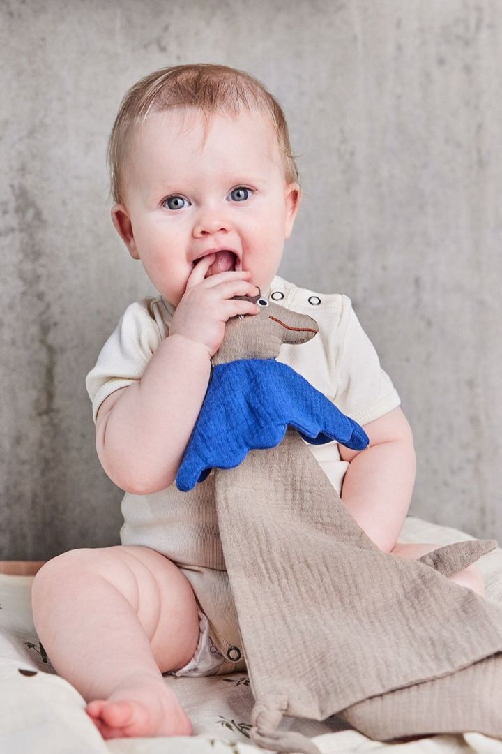 Die Kuscheldecke Hunsi Dog von OYOY kann dank des Hundekopfes von Babys auch als Kuscheltier verwendet werden, was sie zu einem vielseitigen Geschenk zur Babyparty macht.