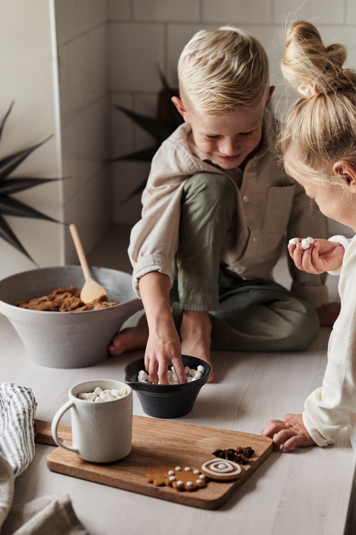 Auf Ihrer skandinavischen Winter Bucket List sollte auch das Kochen von heißer Schokolade stehen.