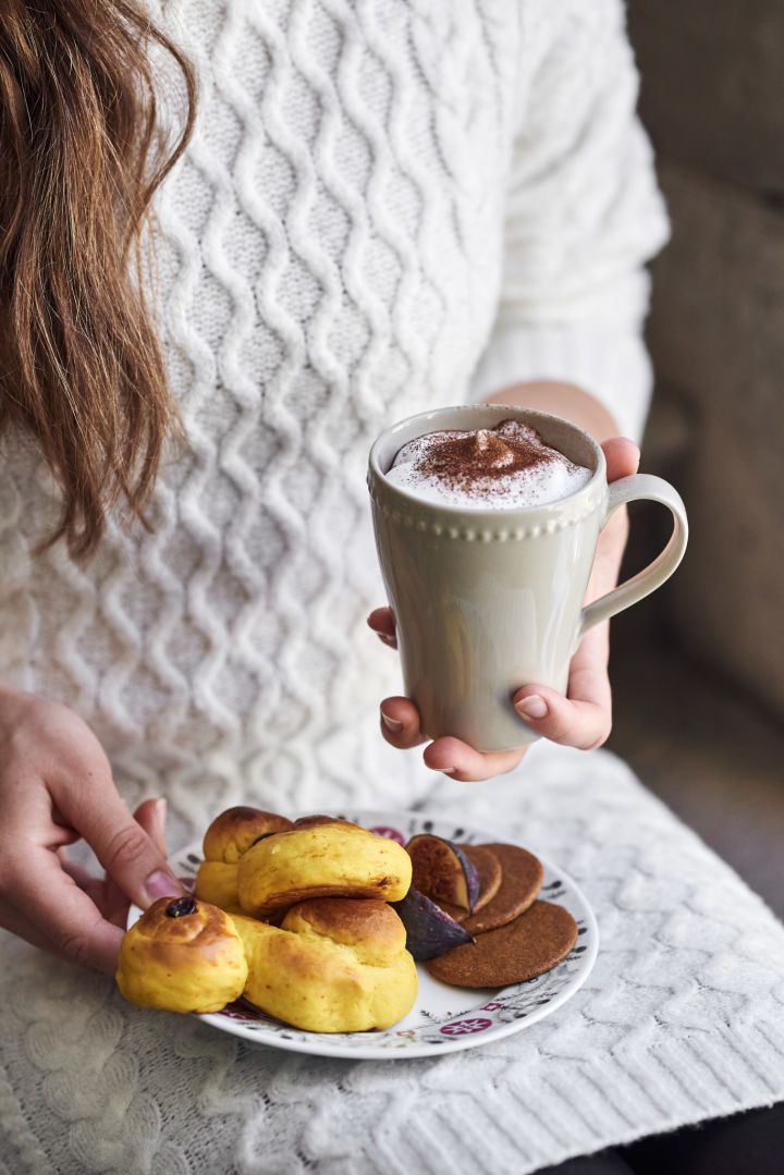 Serveer de traditionele Lussekatter op de Swedish Grace Winter-borden van Rörstrand en geniet van een kop warme chocolademelk uit de Dots mok van Scandi Living.