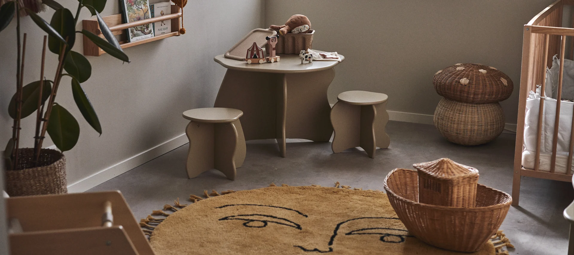 Tipps und Ideen für Ihr Kinderzimmer – hier sehen Sie den Slope-Tisch und die Hocker in einem farblich neutralen Kinderzimmer mit Rattan-Details.