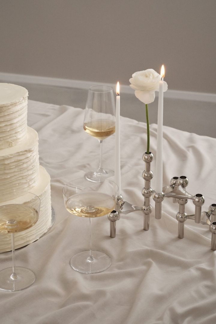Der STOFF Nagel Kerzenhalter ist ein klassisches Hochzeitsgeschenk, das sich perfekt als Geschenk für das Brautpaar eignet. Der klassische Kerzenständer kann einzeln oder als Dreier-Set erworben werden und eignet sich somit perfekt zum Sammeln.