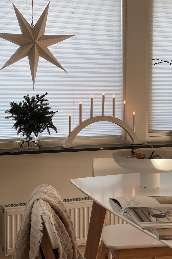 Hier sehen Sie eine schlichte skandinavische Dekoration der Fensterbank zu Weihnachten. @myyjapandihomee hat einen Bare Adventsstern von Scandi Living ins Fenster gehängt und das Fensterbrett mit Tannengrün und dem Sky Adventskerzenhalter von Scandi Living geschmückt.