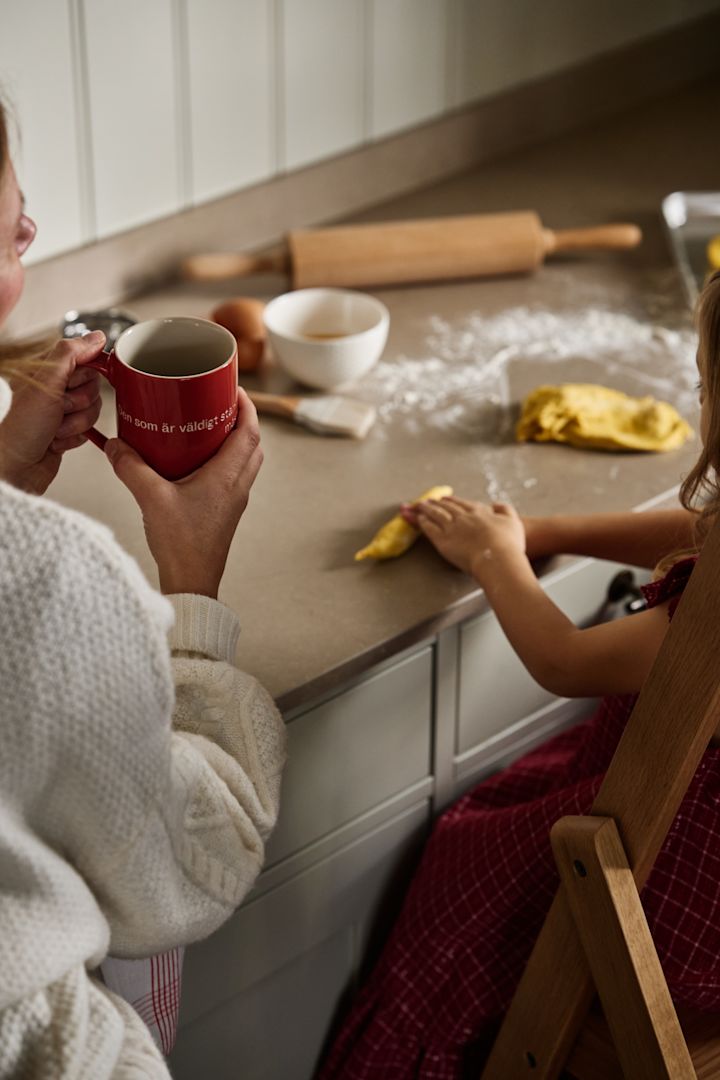 Die Astrid Lindgren-Tassen von Design House Stockholm verleihen ihrem Weihnachtsfest einen besonders märchenhaftes und schwedisches Ambiente, da jede ein individuelles Zitat aus den berühmten Kindergeschichten der schwedischen Autorin eingraviert hat.