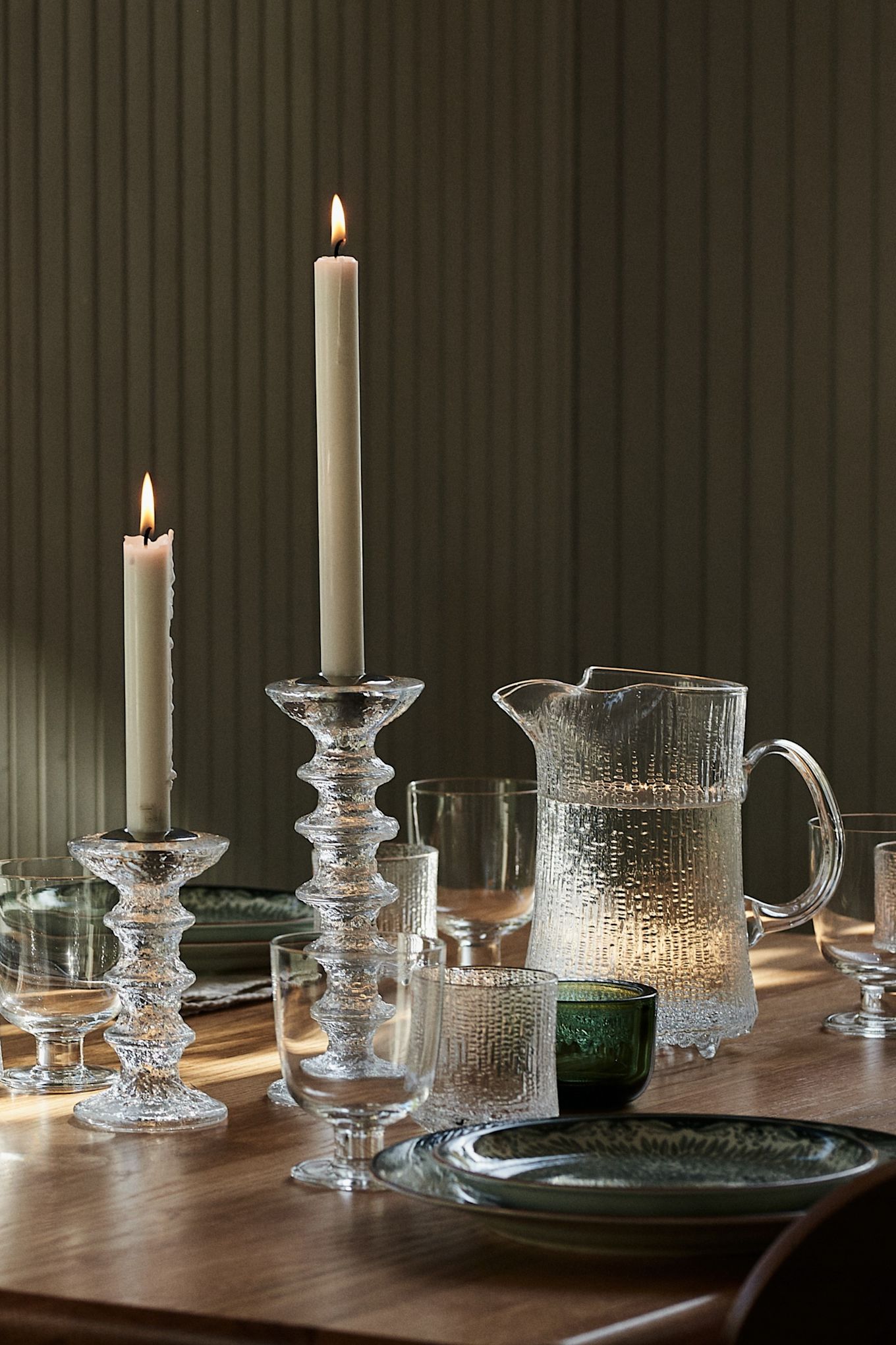 Die Festivo-Kerzenhalter von Iittala sind laut den Wohntrends 2025 perfekt für den gedeckten Tisch.